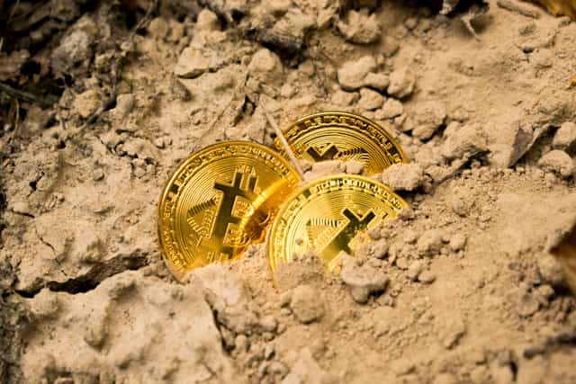 A decentralized system uses mechanisms like Proof of Work (PoW), Proof of Stake (PoS), and Delegated Proof of Stake (DPoS) to securely verify transactions.