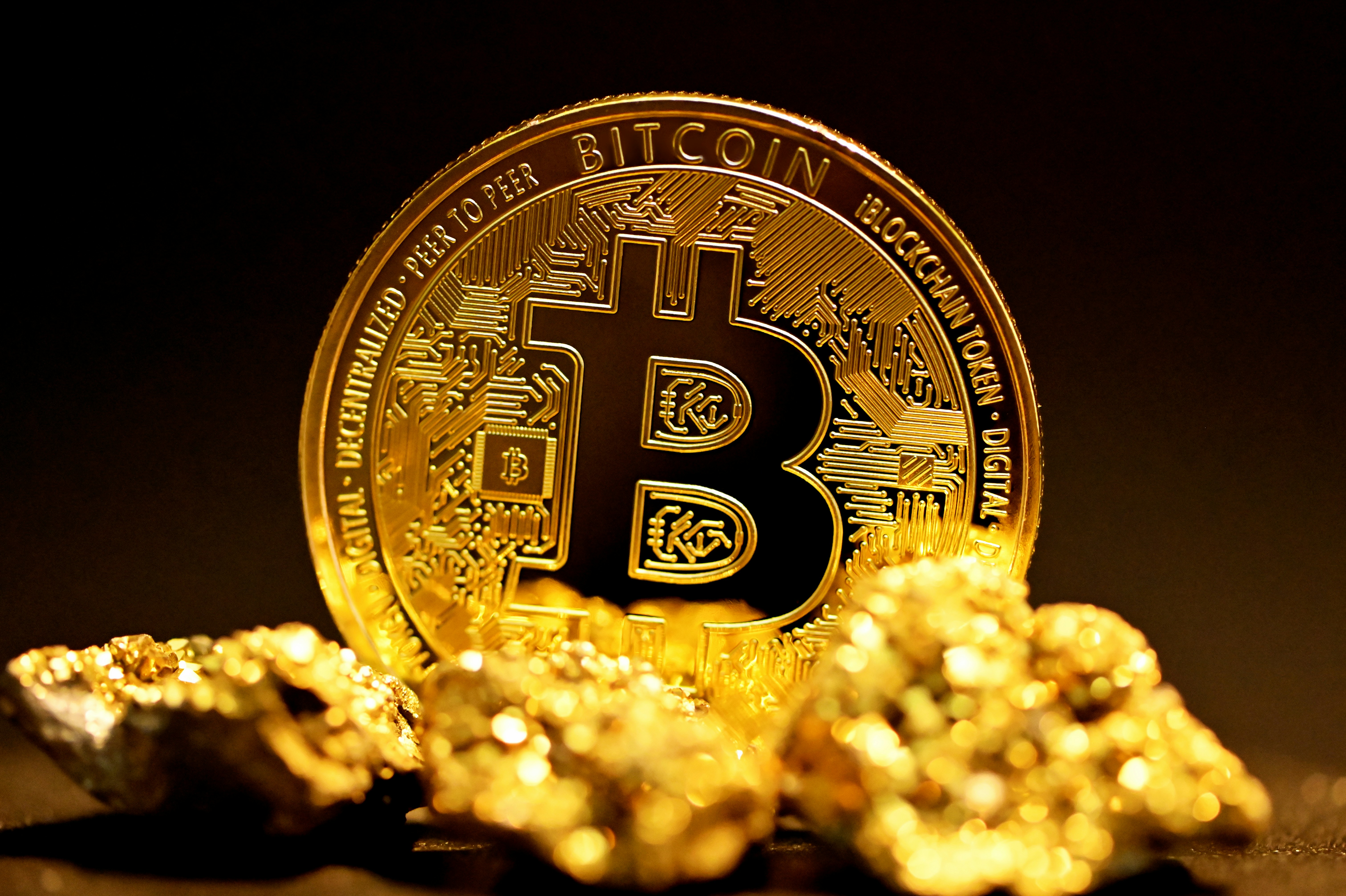 ผู้สร้าง Bitcoin คือบุคคลหรือกลุ่มบุคคลที่ใช้นามแฝงว่า “Satoshi Nakamoto” ซึ่งจนถึงปัจจุบันยังคงเป็นปริศนา ไม่มีใครรู้แน่ชัดว่าเขาคือใครหรือมาจากประเทศใด
