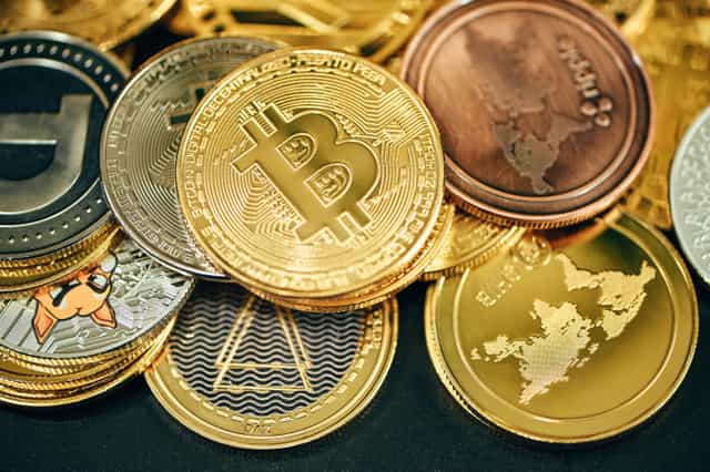 The Metaverse Economy is Driven by Cryptocurrency and NFT One of the key components that makes the Metaverse functional is its internal economy, driven by Cryptocurrency and NFTs (Non-Fungible Tokens), which serve as digital assets and tools to verify ownership.